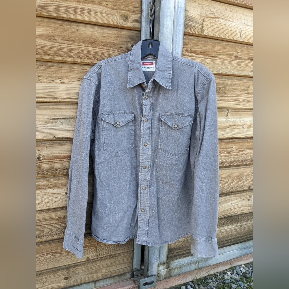Wrangler Men's gray denim shirt, Size Medium, Long-Sleeve, Metal snaps